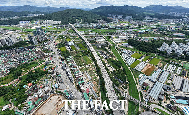 정부가 수도권 개발제한구역 해제 등을 통해 수도권에 최소 23만가구의 주택을 공급하겠다고 밝힌 가운데 13일 신규 택지로 지정된 경기 광주시 장지동 일대의 모습이 보이고 있다. /광주=박헌우 기자