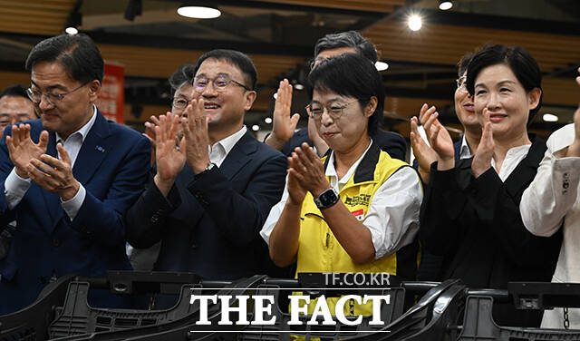 이날 구매한 물품의 계산을 마친 한병도 직무대행이 홈플러스 직원을 격려하는 모습.