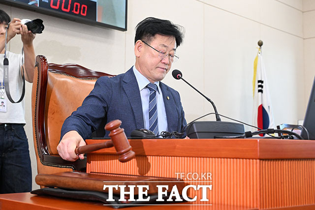 의사봉 두드리는 김정호 기후위기특별위원회 위원장.