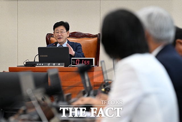 정혜경 진보당 의원 향해 발언하는 김정호 기후위기특별위원회 위원장.