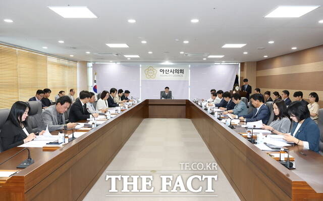 아산시의회 의원들이 12일 열린 제3회 의원회의에서 주요 현안을 논의하고 있다. /아산시의회