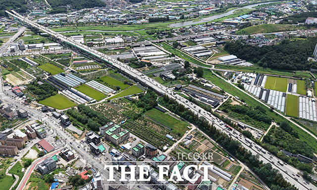 정부가 수도권 개발제한구역 해제 등을 통해 수도권에 최소 23만가구의 주택을 공급하겠다고 밝힌 가운데 13일 신규 택지로 지정된 경기 광주시 장지동 일대의 모습이 보이고 있다. /광주=박헌우 기자