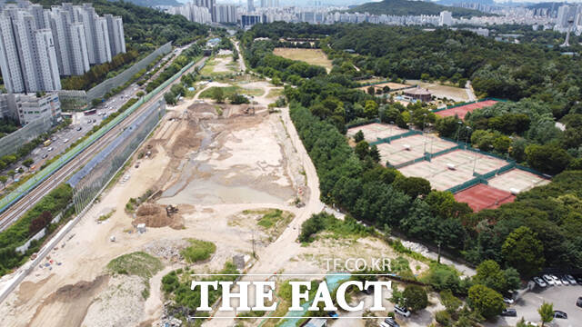 정부가 발표한 '8·13 공급대책'에 기존에 발표됐던 서울 노원구 태릉CC 등의 개발 및 공급 속도를 높이는 방안이 공개된 가운데, 13일 서울 노원구 태릉CC의 모습이 보이고 있다. /이새롬 기자