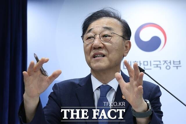 김윤덕 국토교통부 장관이 13일 오전 서울 종로구 정부서울청사에서 '전월세·매매시장 안정을 위한 주택 신속공급 방안'을 발표한 뒤 기자들의 질문에 답하고 있다. /뉴시스