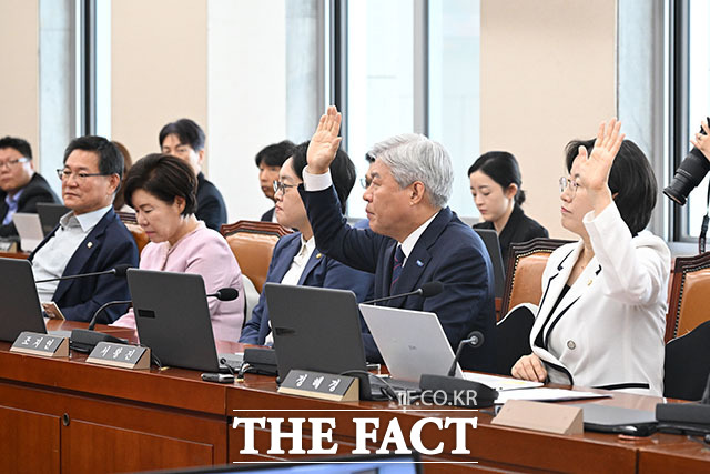 서왕진 조국혁신당 의원과 정혜경 진보당 의원(왼쪽에서 네 번째부터)이 탄소중립기본법 개정안에 반대 표결하고 있다.