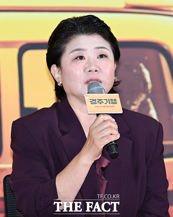이연과 박소담, 이정은, 공효진, 변요한(왼쪽부터)이 포즈를 취하고 있다.