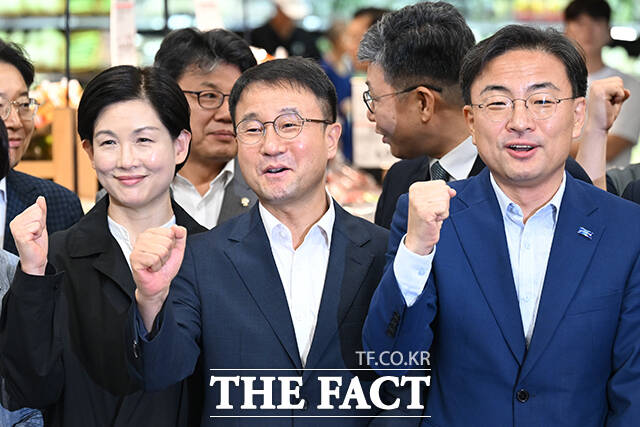 이날 구매한 물품의 계산을 마친 한병도 직무대행이 홈플러스 직원을 격려하는 모습.