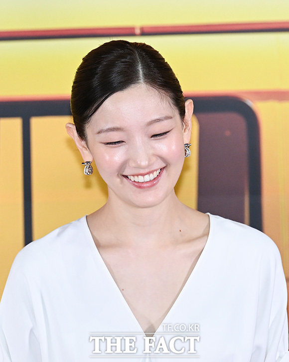 박소담이 엄지를 치켜들고 있다.
