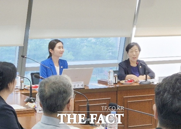 12일 동구의회 간담회장에서 김은지 대전시 동구의회 의원(사진 왼쪽) 주최로 '청년·청소년 정책 활성화 간담회'가 열리고 있다. /대전시 동구의회