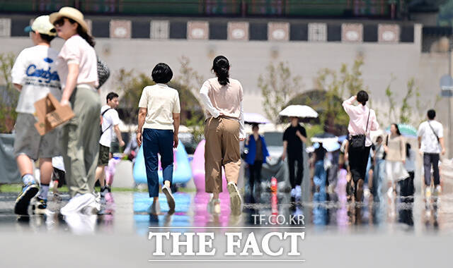 절기상 말복이자 광복절을 하루 앞둔 14일 수도권과 충남권, 남부지방을 중심으로 최고체감온도가 33도 안팎까지 오르는 무더위가 이어지겠다. 전국 대부분 지역에는 소나기가 내리는 곳이 있겠다. /남윤호 기자