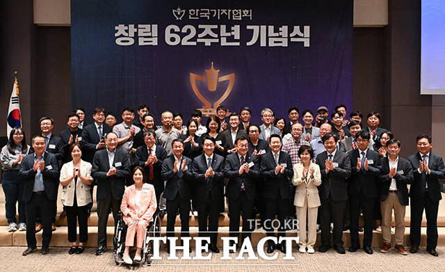 한병도 더불어민주당 대표 직무대행 겸 원내대표(앞줄 왼쪽 여섯번째)와 조정식 국회의장(앞줄 왼쪽 일곱번째), 박종현 한국기자협회장(앞줄 오른쪽 일곱번째), 장동혁 국민의힘 당대표(앞줄 오른쪽 여섯번째)등 참석자들이 13일 오후 서울 중구 한국프레스센터에서 열린 한국기자협회 창립 62주년 기념식에서 기념촬영을 하고 있다. /김성렬 기자
