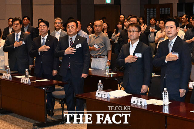 국민의례 하는 성기홍 청와대 홍보소통수석과 조정식 국회의장, 박종현 한국기자협회장, 한병도 더불어민주당 대표 직무대행 겸 원내대표, 장동혁 국민의힘 당대표(앞줄 왼쪽부터).