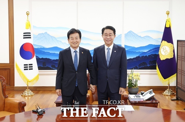 조정식(오른쪽) 국회의장이 13일 서울 여의도 국회의장실에서 정동영 통일부 장관 접견에 앞서 기념촬영을 하고 있다. /국회의장실 제공