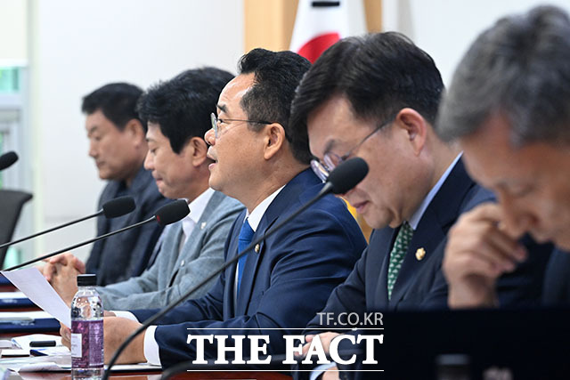 이강일 더불어민주당 의원(왼쪽)과 민병덕 더불어민주당 의원.