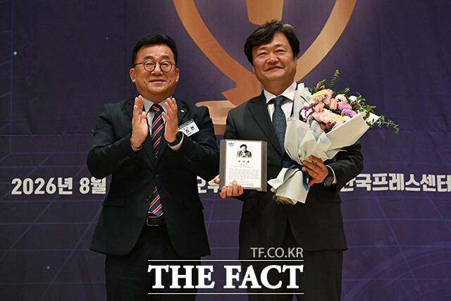 감사패를 수여한 뒤 기념촬영 하는 박종현 한국기자협회장(왼쪽)과 백종우 중앙정신건강복지사업지원단장.