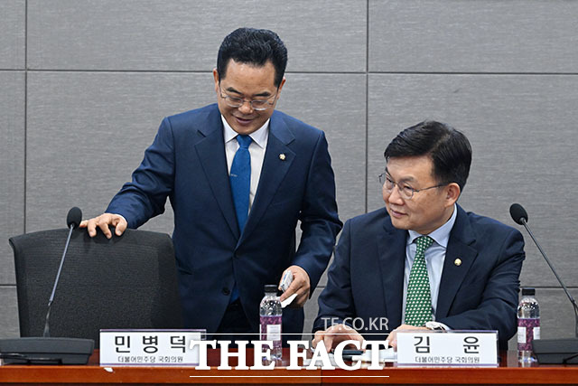 이강일 더불어민주당 의원(왼쪽)과 민병덕 더불어민주당 의원.