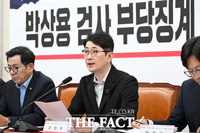 발언하는 국민의힘 이재명 대통령 재판취소 저지특위 위원장인 주진우 의원(가운데).