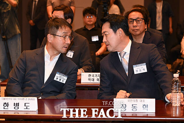 대화 나누는 한 원내대표(왼쪽)와 장 대표.
