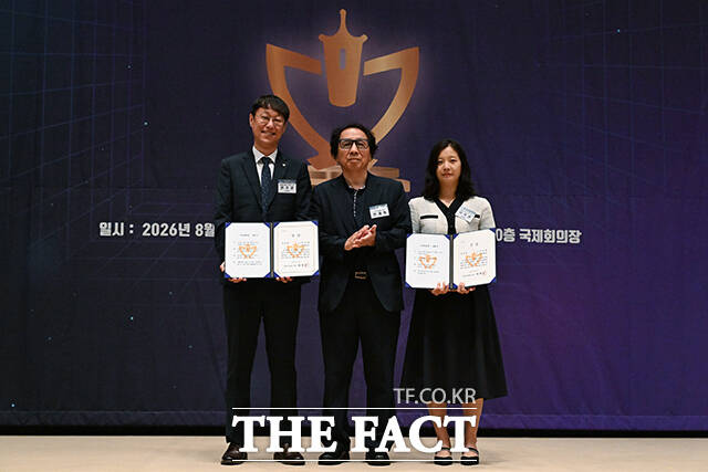 안재휘 한국기자협회 고문(가운데)이 서재필방 4행시 공모전 우수상 수상식을 마친 뒤 수상자들과 기념촬영을 하고 있다.