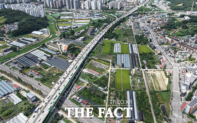 정부가 수도권 개발제한구역 해제 등을 통해 수도권에 최소 23만가구의 주택을 공급하겠다고 밝힌 가운데 13일 신규 택지로 지정된 경기 광주시 장지동 일대의 모습이 보이고 있다. /광주=박헌우 기자