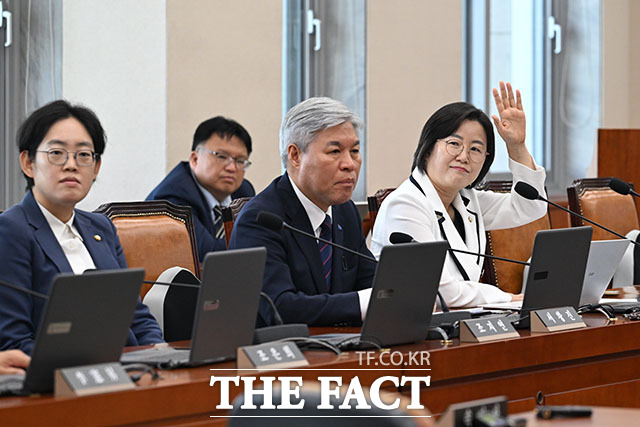 정혜경 진보당 의원(오른쪽)이 발언권을 요청하고 있다.