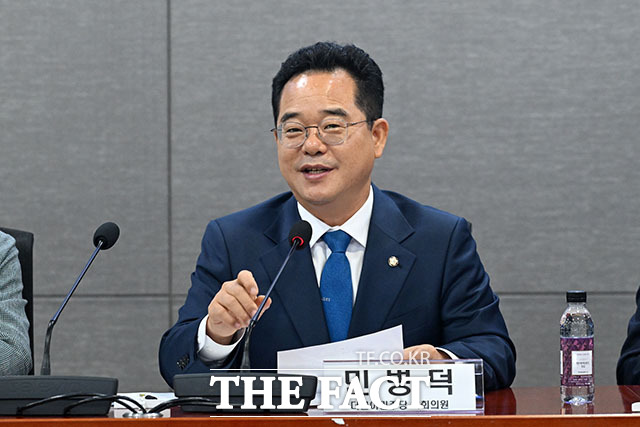 이강일 더불어민주당 의원(왼쪽)과 민병덕 더불어민주당 의원.