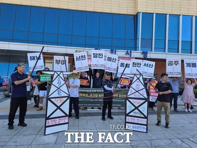 당진 송전탑 백지화 대책위원회는 12일 청양-고덕 345㎸ 초고압 송전선로 당진 경과지 반대 캠페인을 전개했다. /당진 송전탑 백지화 대책위
