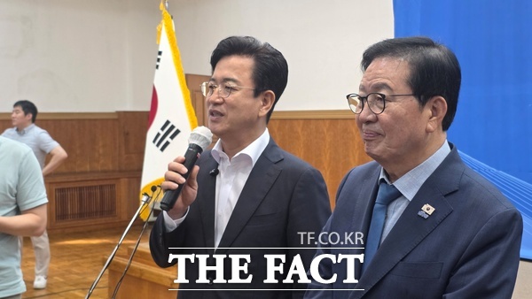 허태정(왼쪽) 대전시장과 장종태 더불어민주당 대전시당위원장이 13일 열린 민선 9기 첫 당정협의회를 마치고 언론브리핑을 하고 있다. /정예준 기자
