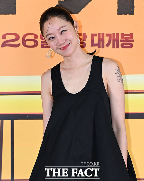 이연과 박소담, 이정은, 공효진, 변요한(왼쪽부터)이 포즈를 취하고 있다.