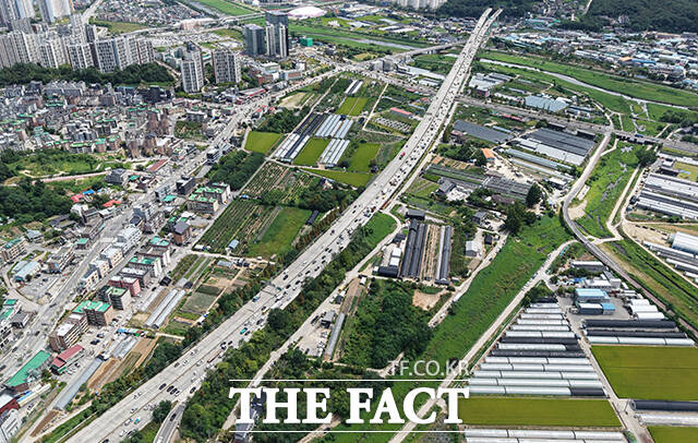 정부가 수도권 개발제한구역 해제 등을 통해 수도권에 최소 23만가구의 주택을 공급하겠다고 밝힌 가운데 13일 신규 택지로 지정된 경기 광주시 장지동 일대의 모습이 보이고 있다. /광주=박헌우 기자