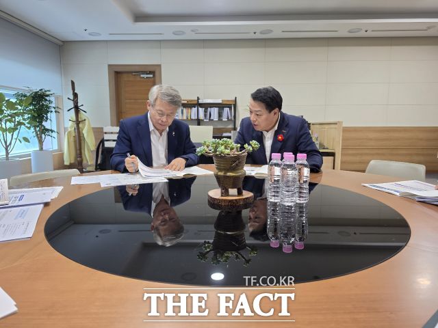 박성현 광양시장이 12일 민형배 전남광주시장을 만나 광양의 5대 핵심사업을 설명하고 지원과 협력을 요청했다. /광양시