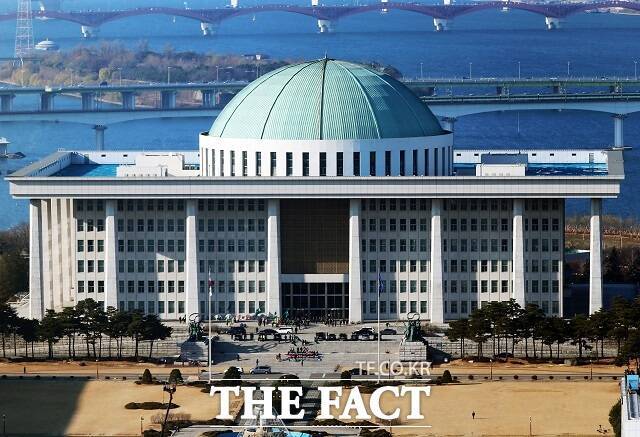 특히 국회 정식 업무 시작 전 출근하는 새벽 미화 노동자들은 냉방기조차 켜지지 않은 찜통 복도에서 청소를 이어가고 있다. 사진은 국회의사당 전경. /더팩트DB
