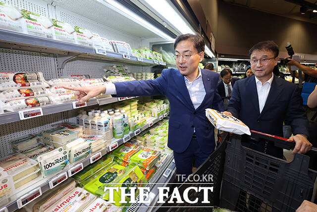 한병도 더불어민주당 대표 직무대행 겸 원내대표(오른쪽)와 신장식 조국혁신당 대표가 13일 재개장한 서울 강서구 홈플러스 강서점에서 '우리동네 홈플러스, 우리가 살려요!' 캠페인 후 장을 보고 있다. /남윤호 기자