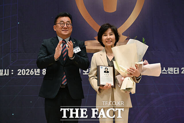 감사패를 수여한 뒤 기념촬영 하는 박종현 한국기자협회장(왼쪽)과 김은경 서민금융진흥원장.