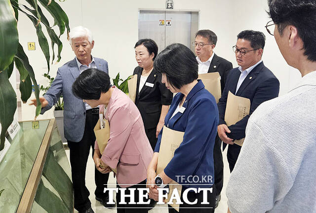 태안군의회 의원들이 태안문화원을 방문해 수장고에 보관된 향토유물을 살펴보고 있다. /태안군의회