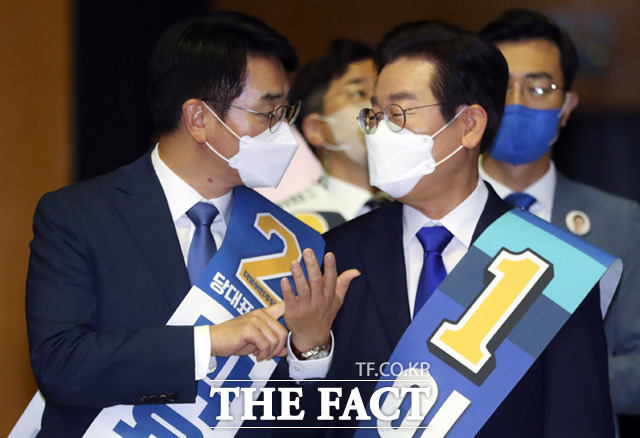 2022년 8월 더불어민주당 전당대회에서 경쟁한 이재명(오른쪽)·박용진 당대표 후보가 2022년 8월 28일 서울 송파구 올림픽공원 체조경기장에서 열린 민주당 제5차 정기전국대의원대회에 참석해 입장에 앞서 대화를 나누고 있다. /이새롬 기자