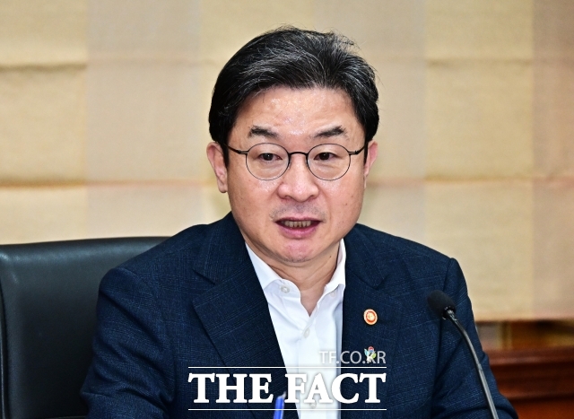 금융위원회가 13일 '부동산 시장 안정을 위한 금융 종합대책'을 발표했다. 사진은 이억원 금융위원장이 서울 여의도 한국금융투자협회 대회의실에서 열린 국민참여형 국민성장펀드 운용사 간담회에 참석해 모두발언을 하는 모습. /배정한 기자