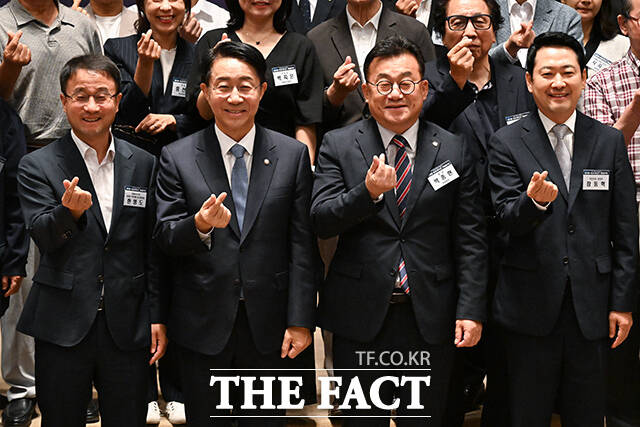 손하트 기념촬영 하는 한병도 원내대표와 조정식 국회의장, 박종현 한국기자협회장, 장동혁 국민의힘 당대표(왼쪽부터).