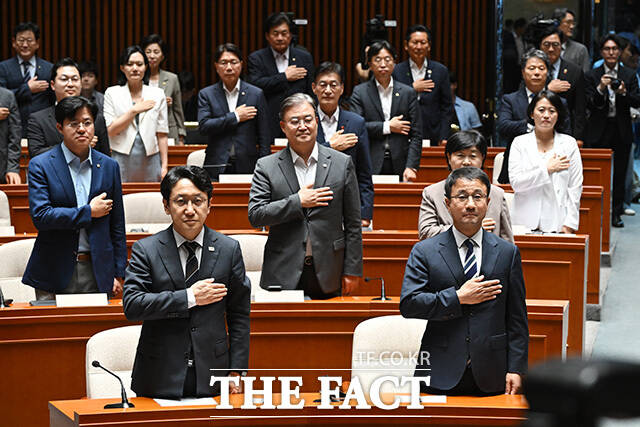 한병도 더불어민주당 대표 직무대행 겸 원내대표(앞줄 오른쪽)가 지난달 30일 오후 서울 여의도 국회에서 열린 의원총회에서 국기에 대한 경례를 하고 있다. /남용희 기자