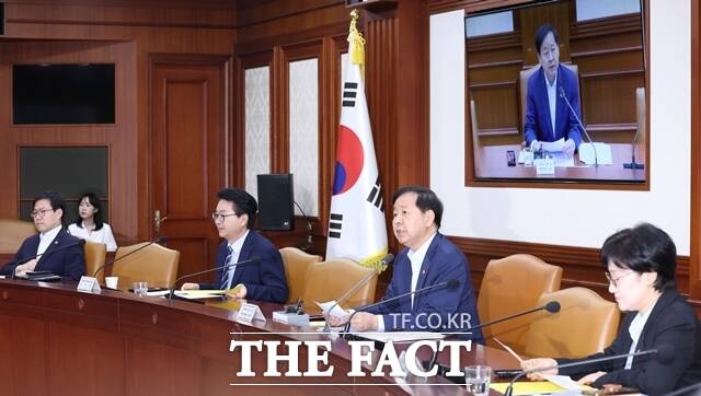 구윤철 경제부총리 겸 재정경제부 장관이 13일 오전 서울 종로구 정부서울청사에서 비상경제본부회의 겸 경제관계장관회의 겸 민생물가 특별관리 관계장관TF 회의를 주재하고 있다. /뉴시스