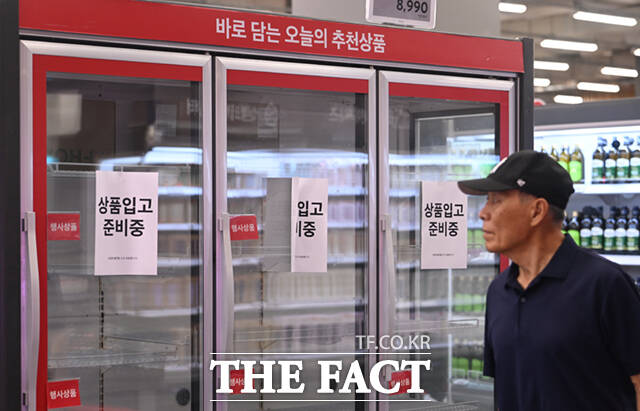 아예 비어버린 냉장고.