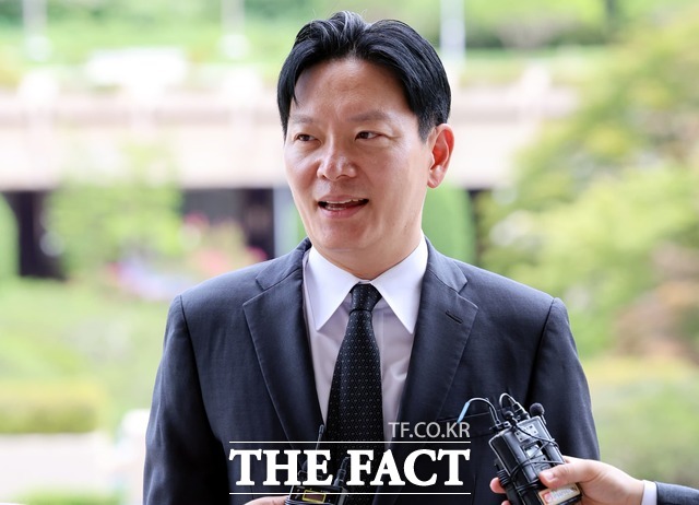 박상용 인천지검 부부장검사가 13일 오후 경기도 과천시 법무부 감찰위원회에 출석하며 취재진 질문에 답변하고 있다. /뉴시스