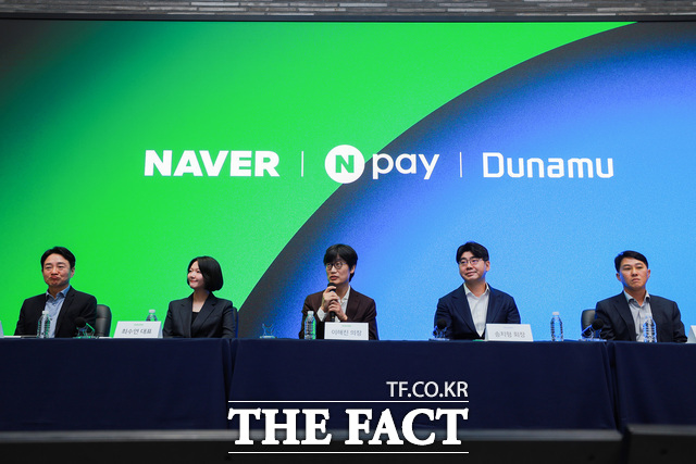 두나무와 네이버파이낸셜의 합병 작업이 기업결합 심사 장기화로 약 9개월째 지연되고 있다. 합병 발표 이후 양사 주가는 두 자릿수 하락한 가운데 경쟁사 추격과 가상자산 거래 위축, 네이버의 AI 투자 확대 등으로 합병을 둘러싼 시장의 기대감도 낮아지고 있다. /두나무