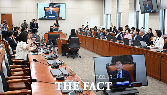 의원들이 ‘기후위기 대응을 위한 탄소중립·녹색성장 기본법 일부개정법률안 대안’을 거수 투표하고 있다.