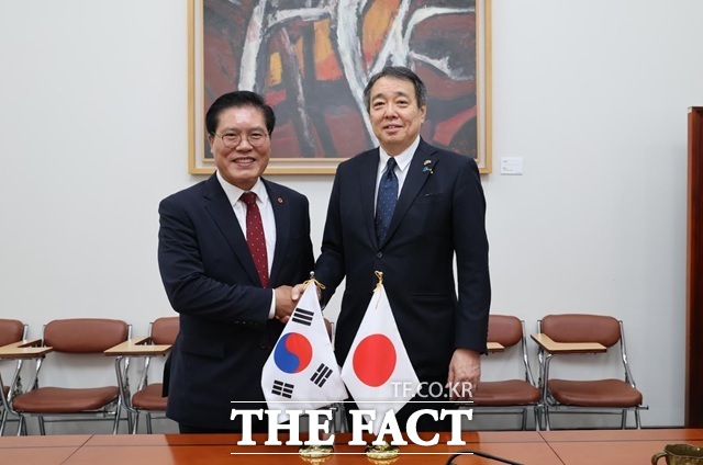 국회 외교통일위원회 송석준(왼쪽) 위원장이 13일 국회에서 미즈시마 코이치 주한일본대사와 기념 촬영을 하고 있다. /국회 제공