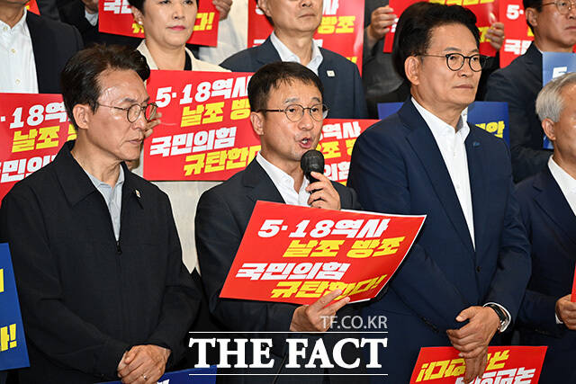 한병도 더불어민주당 당 대표 직무대행 겸 원내대표(가운데)가 13일 오후 서울 여의도 국회 로텐더홀에서 민생입법 방해·5.18 역사 왜곡 국민의힘 규탄대회를 열고 규탄사를 하고 있다. /국회=남용희 기자