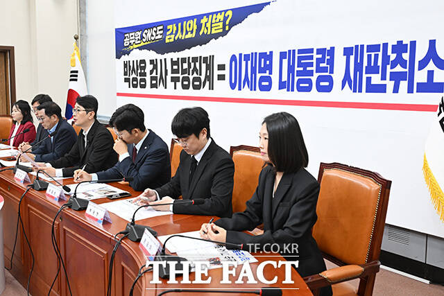 발언하는 국민의힘 이재명 대통령 재판취소 저지특위 위원장인 주진우 의원(가운데).