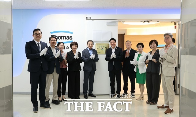 토마스가 '2026년 안양형 여성 친화 기업'으로 선정된 가운데 12일 열린 현판식에서 참석자들이 기념 사진을 찍고 있다. /안양시