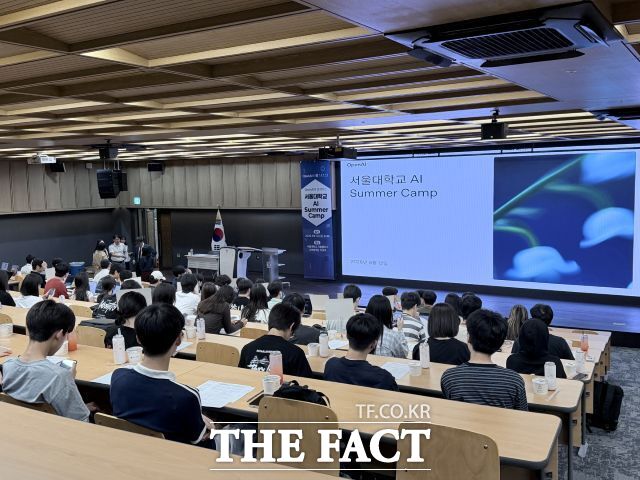 시흥시 관내 고등학생들이 12일 서울대학교 시흥캠퍼스에서 오픈AI와 함께하는 서울대학교 인공지능 여름 캠프에 참여하고 있다. /시흥시