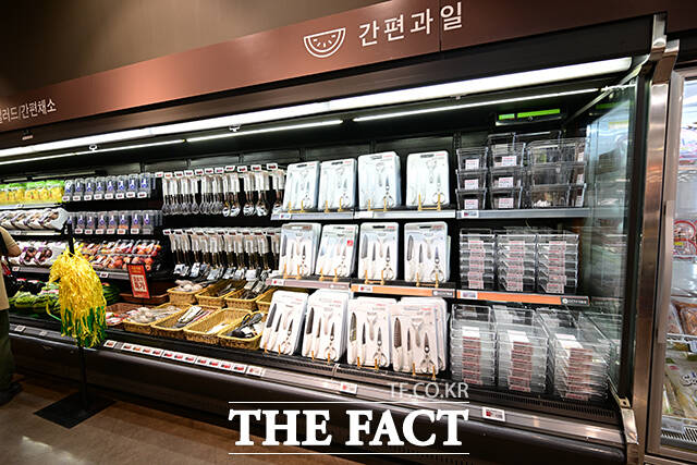 재개장 했지만 일부 매대엔 대체 물건들이 진열돼 있다. 사진은 간편과일 코너에 자리 잡은 주방용품들.